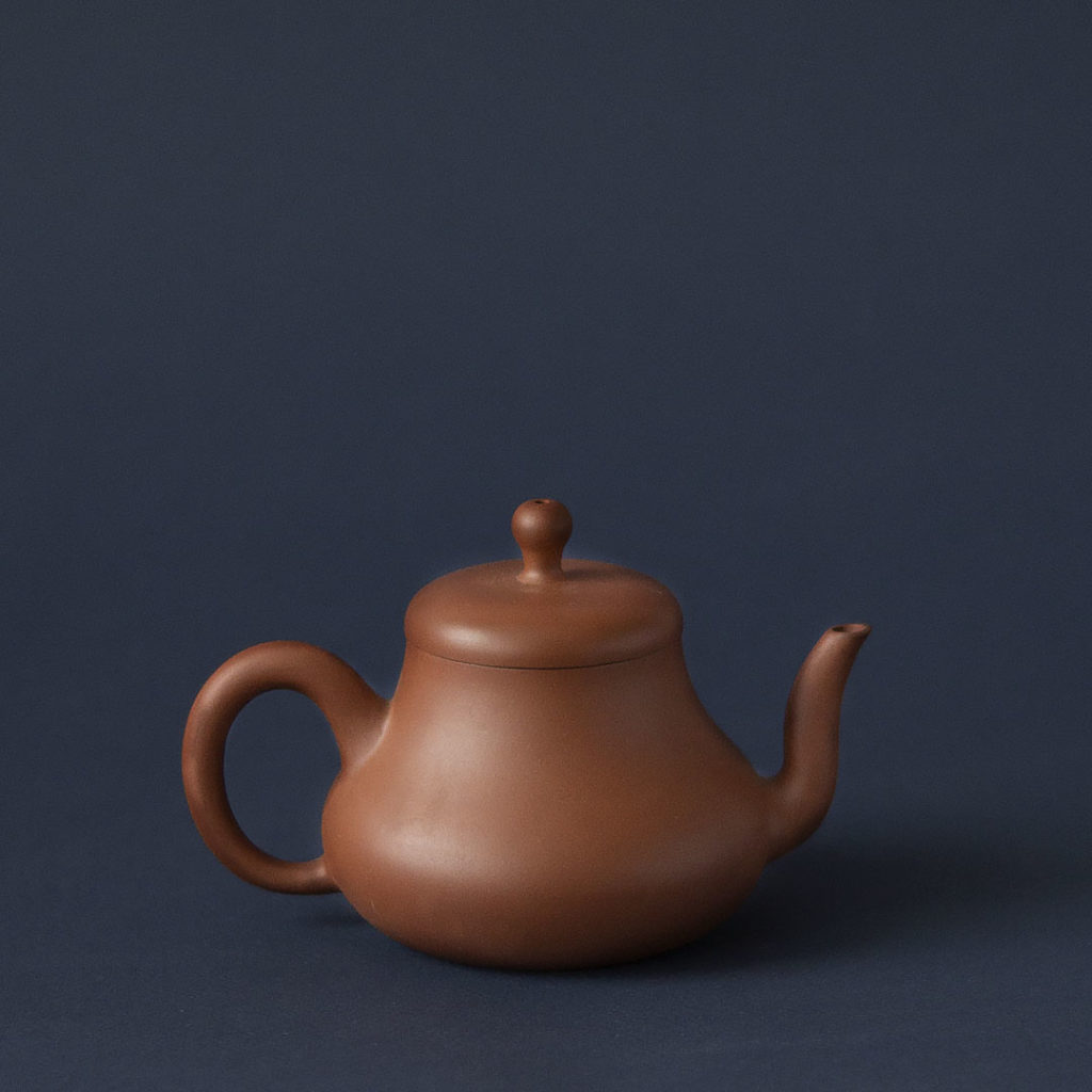 Глиняный чайник ручной работы.