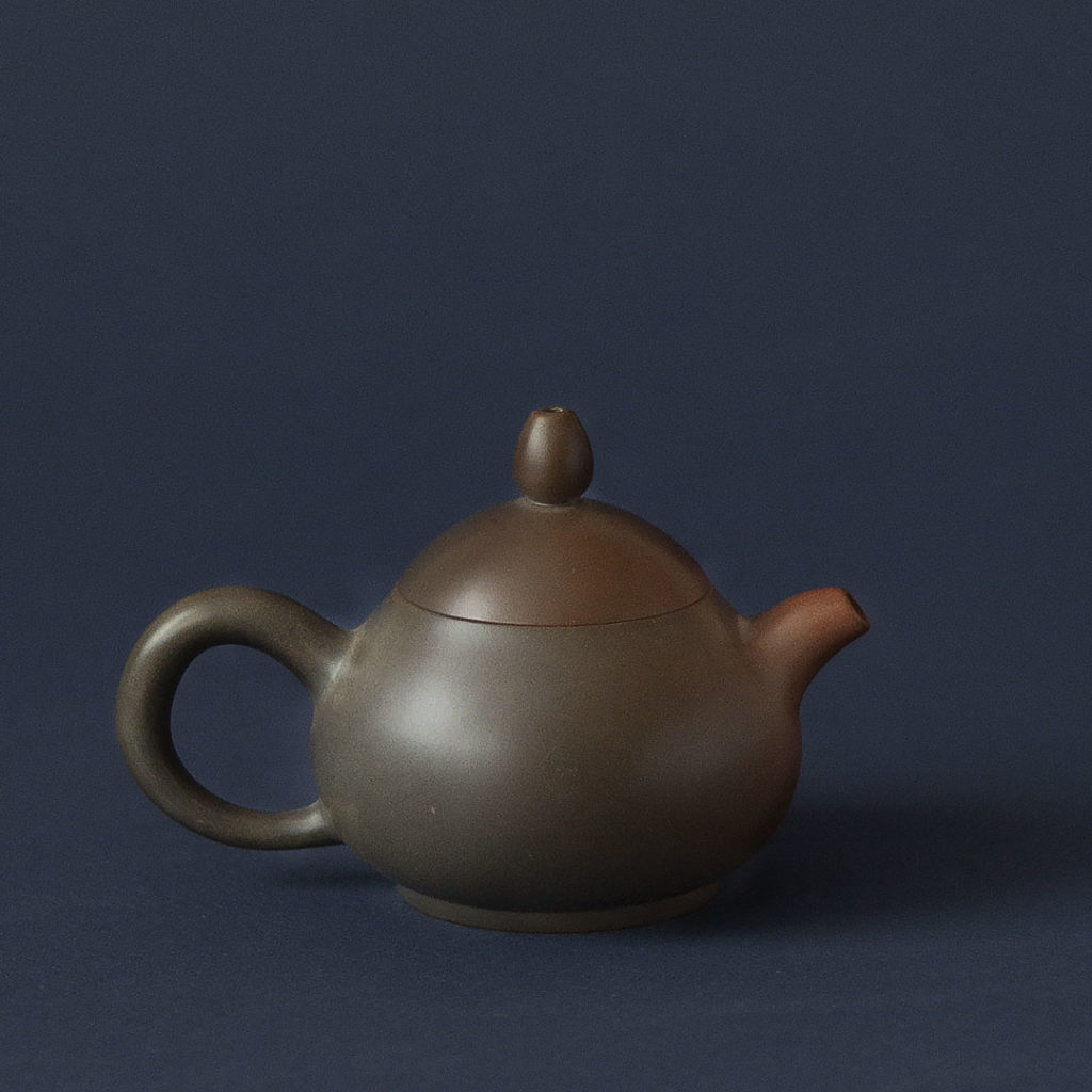 Глиняный чайник ручной работы.