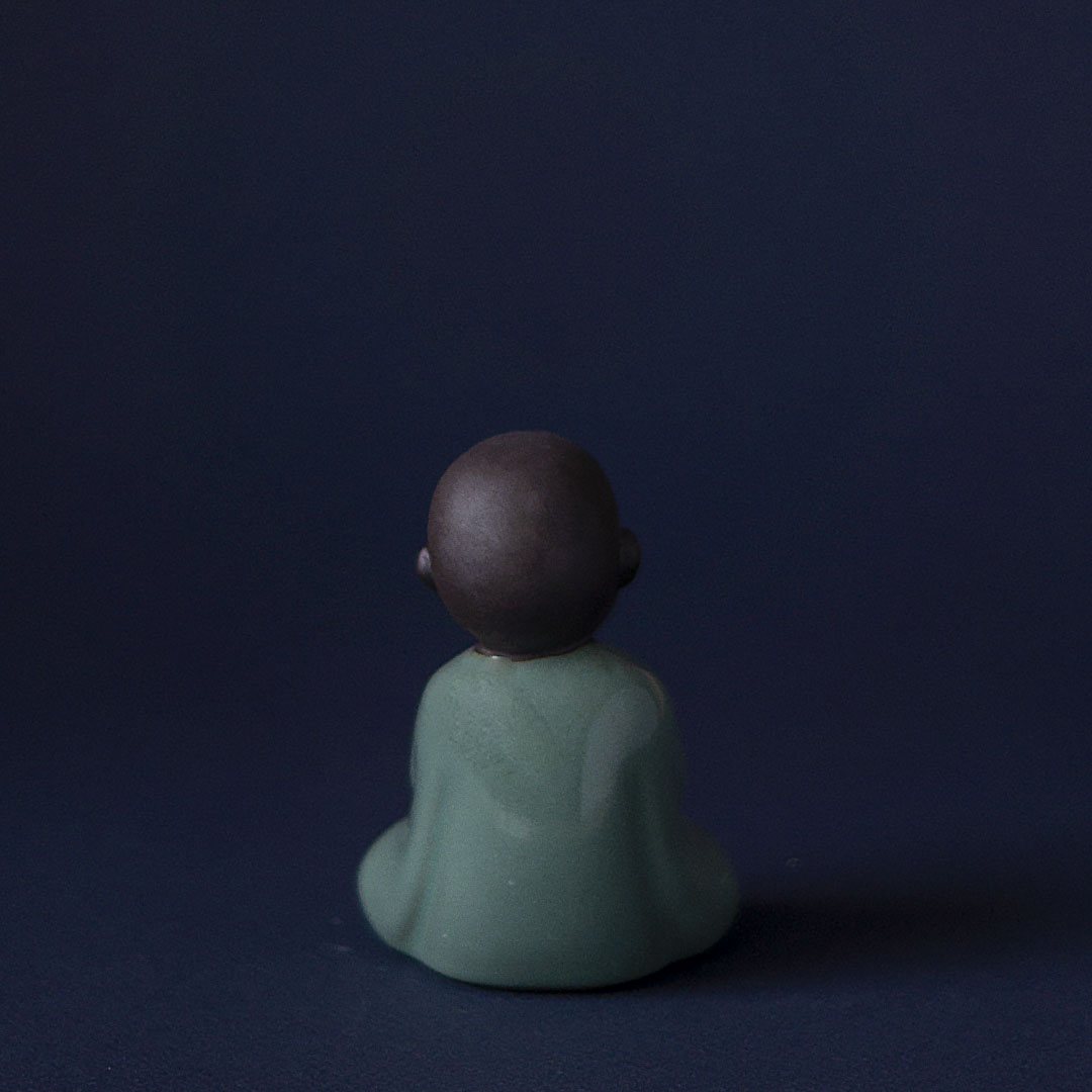 Керамическая фигурка (эмаль нефрит) "Благодарный мальчик"