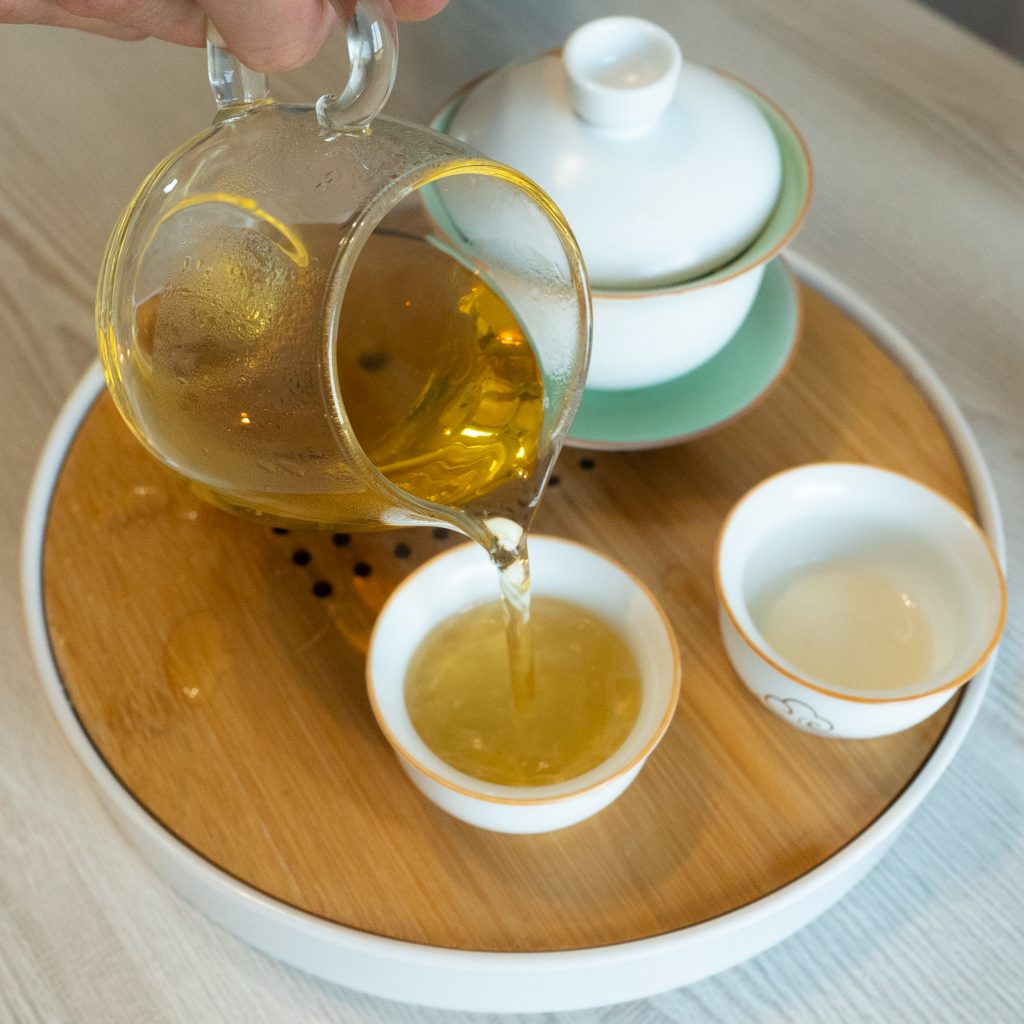 Лун Цзин 龍井茶 «Колодец дракона» — высокосортный зеленый чай.